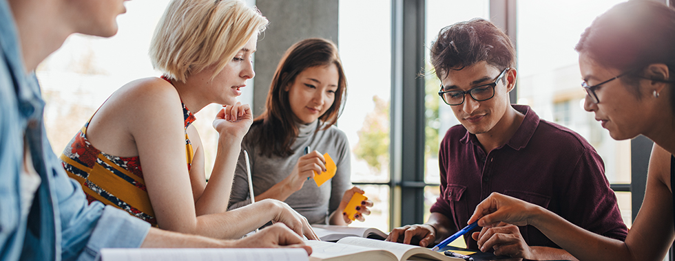 Viele Wege führen zum Bachelor-Studiengang: Abitur, Ausbildung, Meisterprüfung.